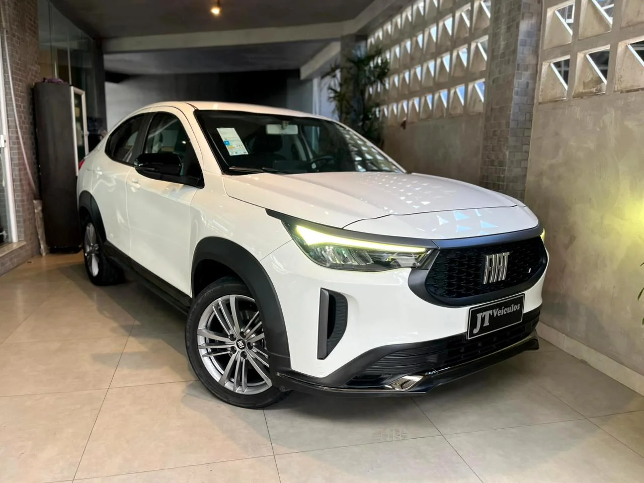 Fiat Fastback Branca 2023/2024