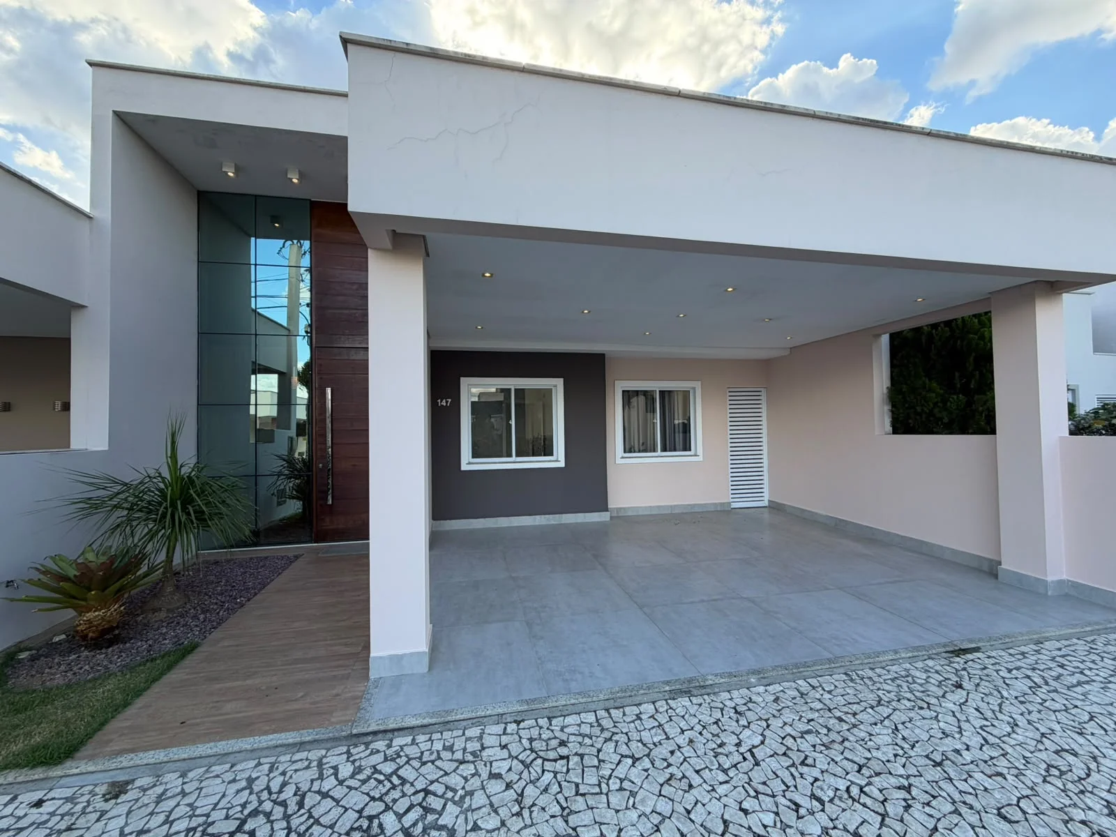 Oportunidade - Casa 3/4 no Condomínio Alameda das Flores, Bairro Sim